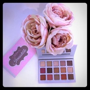 Neutral eyeshadow palette matte and shimmer colors